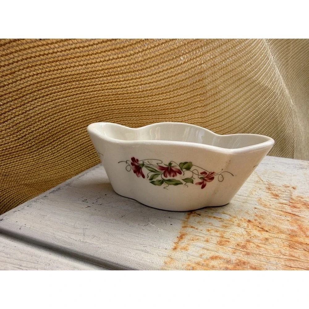 White Ceramic Floral Free-Standing Soap Dish with Scalloped Edge